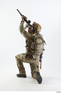 Photos Frankie Perry Army USA Recon - Poses kneeling shooting…